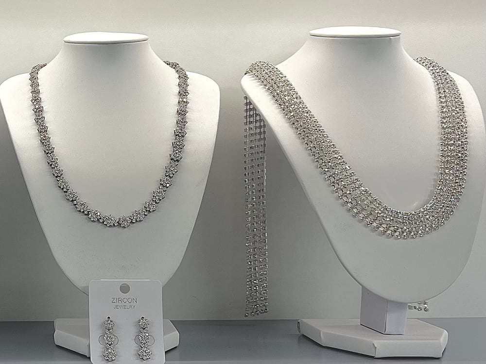 Brautschmuck und Accessoires im Salon