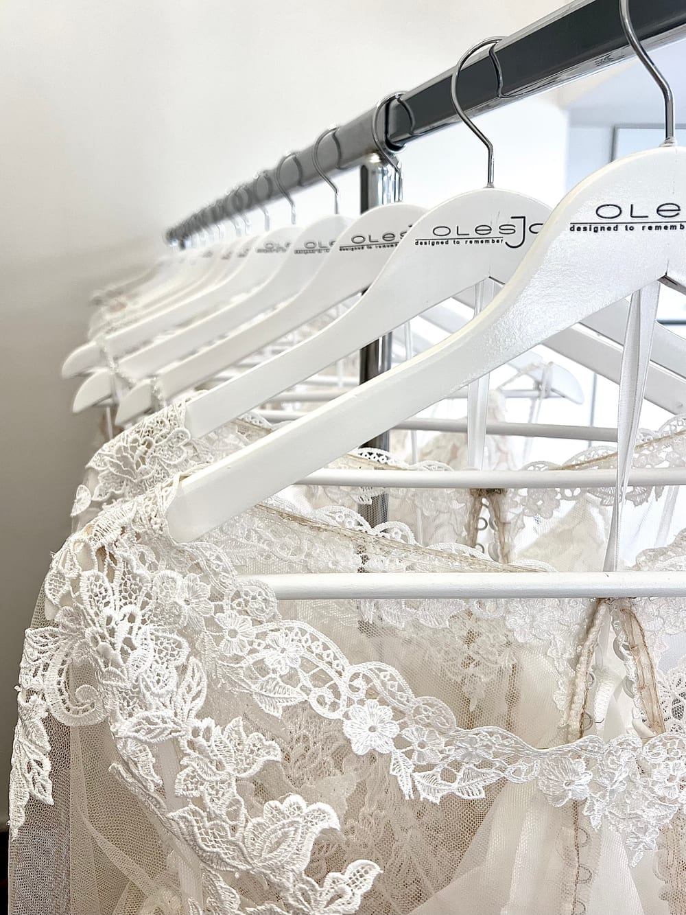 Brautkleider auf Kleiderbügeln im OLESJA Salon