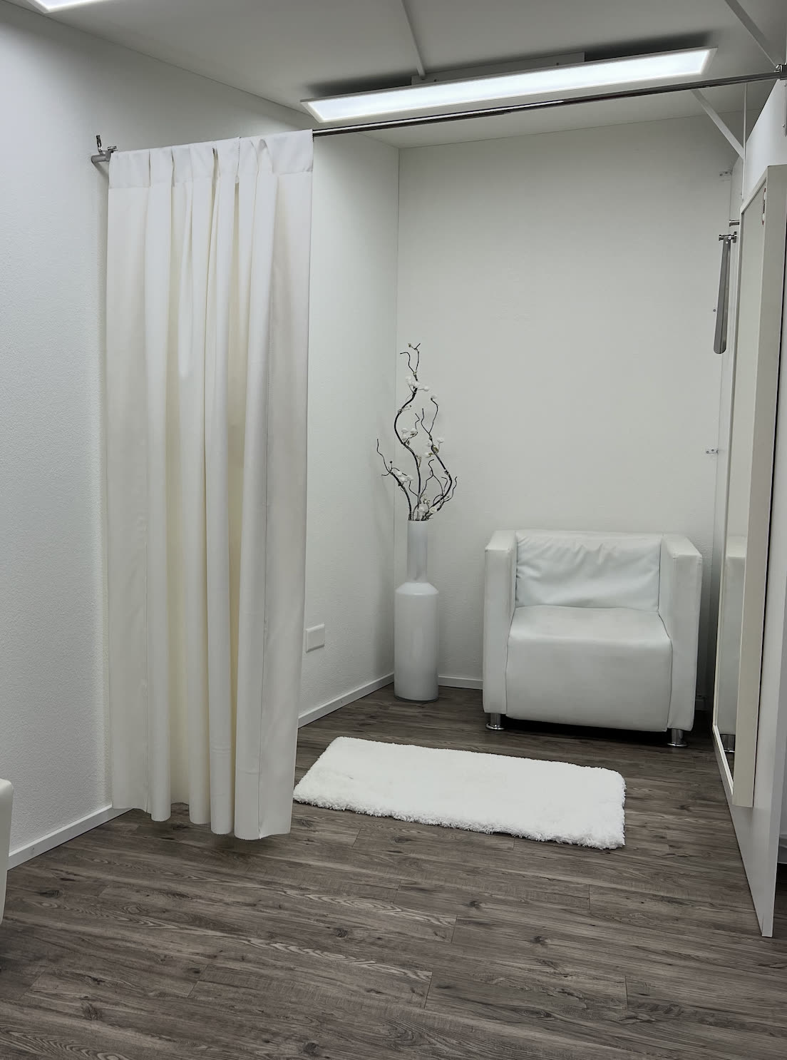 Anprobebereich im OLESJA Atelier mit Vorhang, Sessel und Dekoration