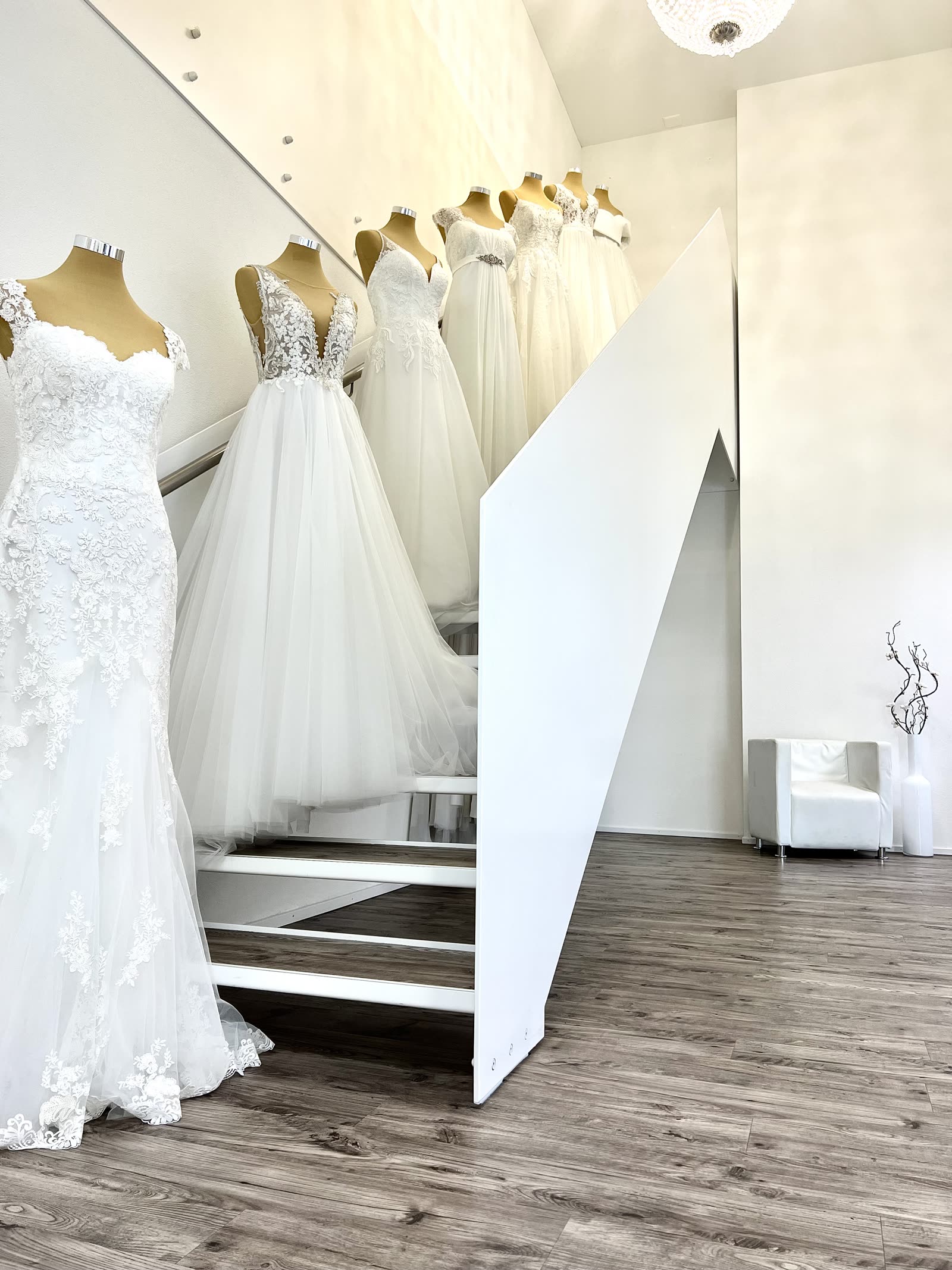 Brautkleider auf Schaufensterpuppen an der Treppe im OLESJA Showroom