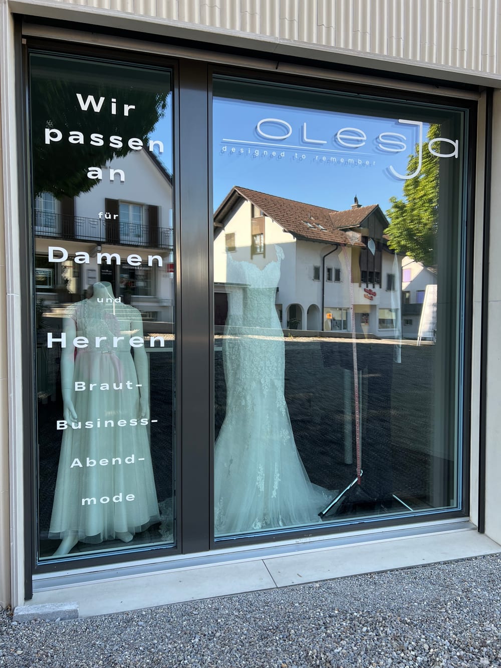 Brautkleid in der OLESJA Schaufenstervitrine